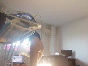 Femme amateur faisant le ménage nue. Latine à la chatte poilue et au gros cul.
