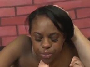 Murzynka rzyga podczas rżnięcia garda