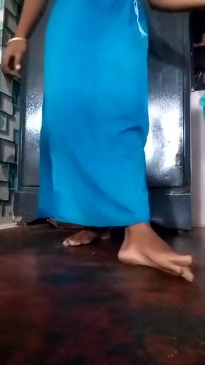 Thrilling moment from &quot;Indian aunty saree change&quot;