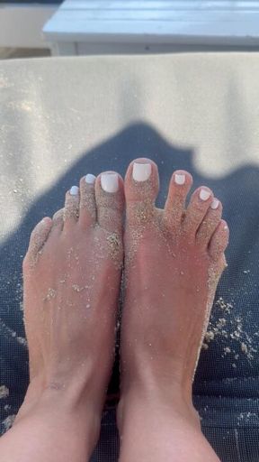 Sandy feet wiggling & rinsing 💦