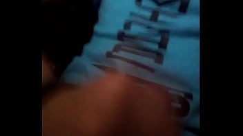 joven se masturba asta correrse
