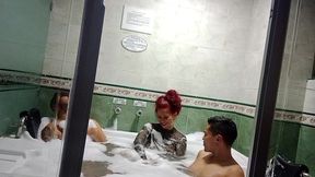 trio con mi esposa y mi amigo en el jacuzzi mucho semen el las tetas de la milf latina