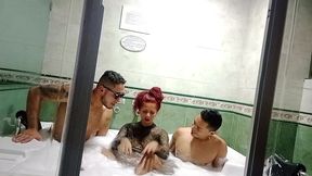 trio con mi esposa y mi amigo en el jacuzzi mucho semen el las tetas de la milf latina