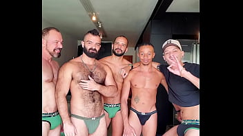 Orgia com muita botelhada em um &uacute_nico cuzinho
