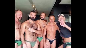 Orgia com muita botelhada em um &uacute_nico cuzinho