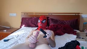 teen se exhibe en videollamada usando la ropa interior de su hermana y usando una mascara de spiderman - jugando con juguetes en mi culo virgen hasta correrme