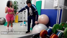 el monitor del gym se folla a su alumna