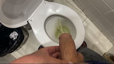 Rapaz Mijando no Banheiro P&uacute_blico Rio de Janeiro