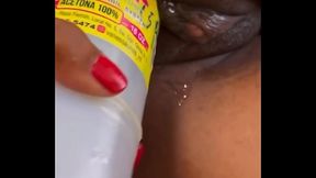 Morena mani&aacute_tica se introduce un pote en su co&ntilde_o