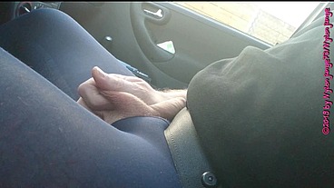 Nylonjunge in Blauer Feinstrumpfhose im Auto 2 ** FAN Video 12 **