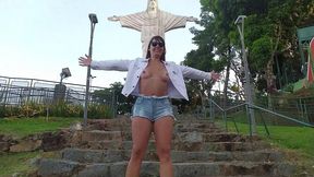 gostosa dos seios lindos fazendo sexo e exibicionismo em famoso ponto turistico