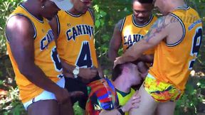 depois do jogo com meus amigos fomos procurar uma aventura na praia da reserva e arrombamos o rabo do passivo