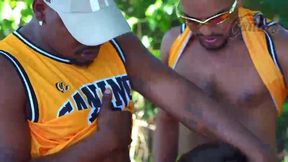 depois do jogo com meus amigos fomos procurar uma aventura na praia da reserva e arrombamos o rabo do passivo