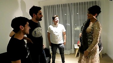 LOS VECINOS SE COJEN A PERLA LOPEZ