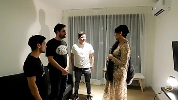 LOS VECINOS SE COJEN A PERLA LOPEZ
