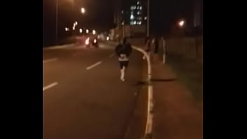 Gordinho correndo pelado na rua