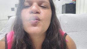 fumando tabaco e gozando no dedo