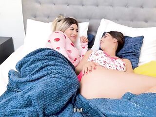 Caught my lascivious stepsis playing in my daybed and that babe begged me to fuck her until this babe couldn’t take it