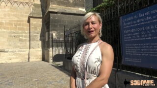 男がフランスの熟女痴女をアナルファック