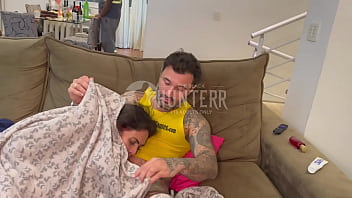 Minha mulher safada deu pro meu amigo na sala