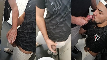 Voltando do estadio de futebol entrei no banheiro e chupei a rola do vendedor de pipocas.
