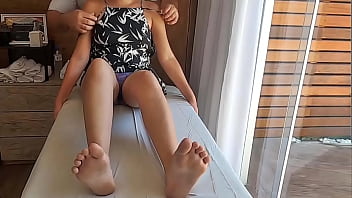 Flagrante - Terapeuta tirou a roupa da casada durante consulta e passou a m&atilde_o na buceta dela - Massagem t&acirc_ntrica- VIDEO REAL