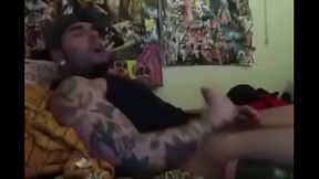 Tatuado gozando