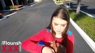 Wonder Woman cosplayer geeft haar man een pijpbeurt.