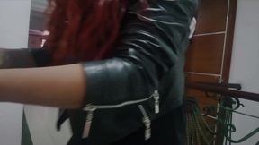 llegamos de viaje con mi hermanastra pero solo nos dan una habitacion una sola habitacion