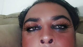 Kalçaları dolgun, tombul adamlar büyük penisleri okşuyor, oral seks yapıyor ve anal ilişkiye giriyorlar.