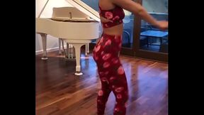 Lexy pantera moviendo el culo