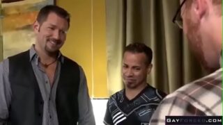 飢えたゲイボトムたちが、ワイルドな輪姦で苛烈なアナルピストンとフェラチオを受ける。
