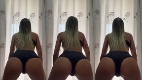 dancando de shortinho bem cravado marcando a bucetona