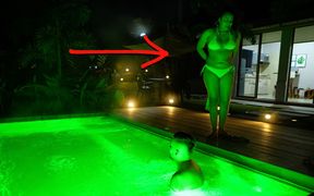 In a Public Jacuzzi, He Cum Inside Her Pussy