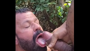 Comendo urso em p&uacute_blico e gozando na boca