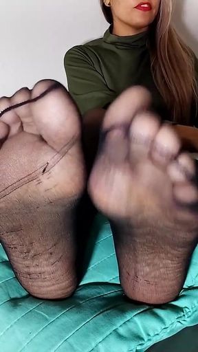 Sexy Nylon Feet Jerk off Instructions, Cumshot on My Feet Now!