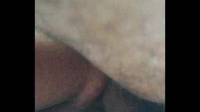 Dois trabalhadores leitando o cara no parque.