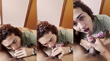Esperei ela sair do banho pra receber aquela mamada de bom dia