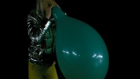 Alla makes B2P green balloon 16 inches on the seashore at night!!!