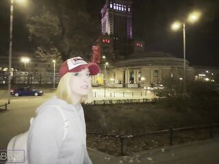 Dałam się wyruchać w cipkę mojemu widzowi, który spotkał mnie na mieście - POLSKIE PORNO