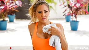 Gym coach notices fitness babe's incredible ass and ends up giving her a real workout