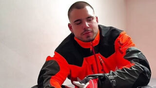 Blake, un fusto peloso e non circonciso, si masturba il suo stretto buco in uniforme.