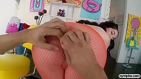 Skinny Smut With Voluptuous Evelyn Claire From