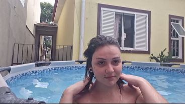 Sua vizinha pelada se exibindo na piscina