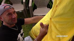 il se fait baiser dans son jardin par son pote deguise