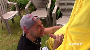 il se fait baiser dans son jardin par son pote deguise