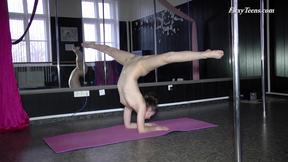 ”Acrobatic brunette virgin babe Tamara spreading legs”