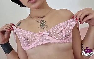 Novinha inocente fodendo com dois dotatos