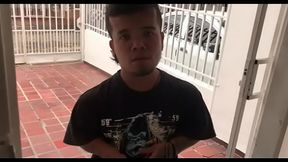 me llega de cliente un enano a comprar el mueble siempre me he preguntado si tienen verga grande o peque&ntilde_a as&iacute_ que me desnudo para seducirlo y que gran sorpresa me lleve