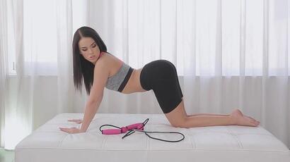 Nena agradable practicando yoga con ganas de sexo